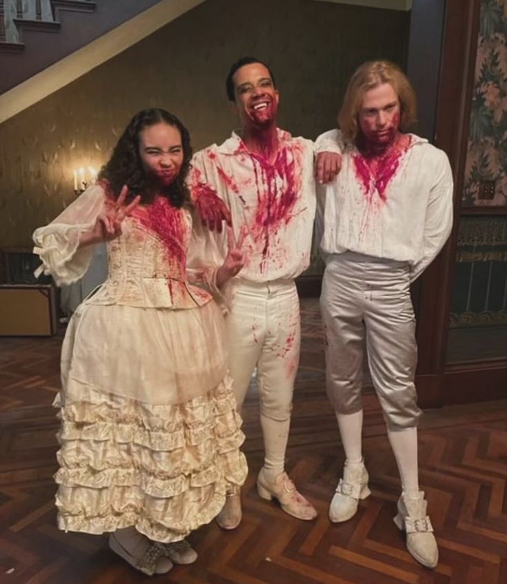 lestatgothic's tweet photo. família vampiresca https://t.co/eNEczFdZlJ
