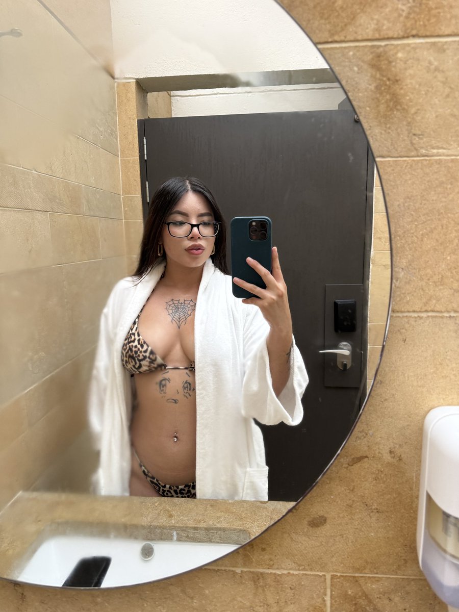 HOTCAST_'s tweet photo. Que rico unas vacaciones🤤 https://t.co/3701Q6oBzr