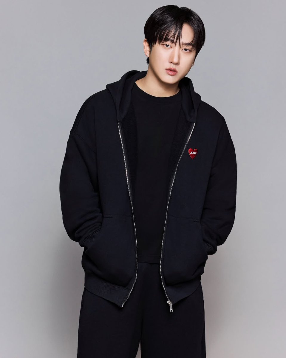 binseolovely's tweet photo. changbin looks stunning for the autry love collection! i'm in love 💘

#CHANGBINxAUTRY https://t.co/hpMBQDB0XZ