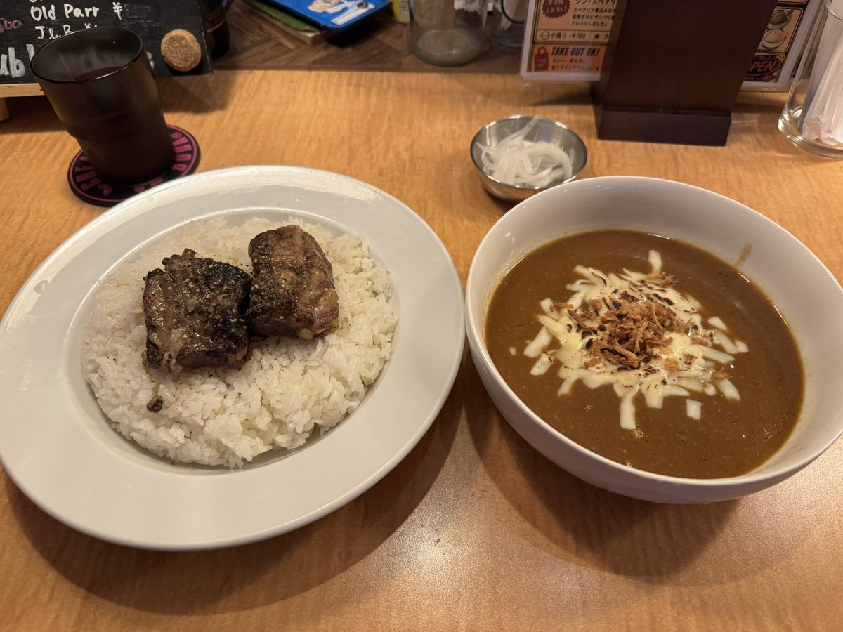 vevevevenjo420's tweet photo. 筋肉痛の時はカレーが良いと昔教わったことがある

疲労回復に良いんだろうな

川越 らすとちゃんす
近所で20年前からあるダーツバー
先月から「カレーの食べれるBAR｣になったんだけど
そのカレーが美味い😋 https://t.co/HhTCdPB7Po