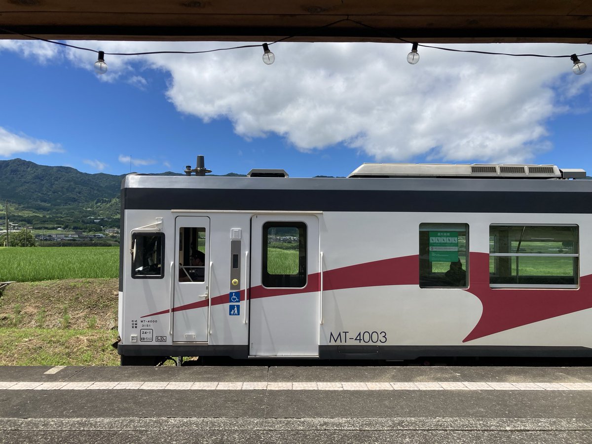 hinatabunko's tweet photo. 夏がやってきたー！という強い陽射しと青い空、白い雲。駅舎は風が抜けて涼しいです。

2枚目をよく見ると車掌さんがピースしてくれている✌️
手を振ったり、ちょこっと挨拶をしたり、いつもありがとうございます☺️

本日も16時までオープンしております。

#古本屋　#南阿蘇　#駅舎古本屋 https://t.co/KCGZ2H7gy8