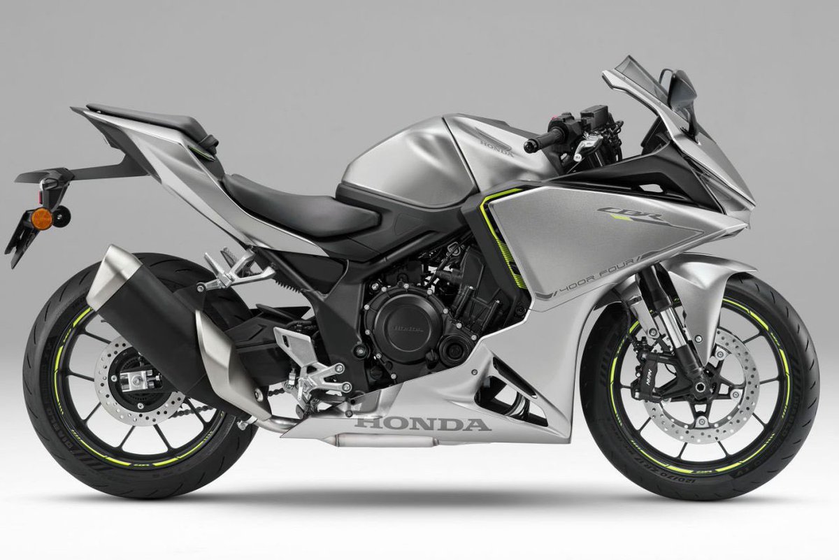PutiMotor's tweet photo. ホンダが「CBR400R FOUR E-Clutch」を、9/18発売。

2000年に生産終了となった CBR400RR以来、実に26年ぶりとなる、400ccクラスでの4気筒CBRの登場。

399ccの水冷4ストDOHC4バルブ並列4気筒エンジンを搭載。

ラムエア、TBW、ライディングモード、Eクラッチ、倒立フォーク、ラジアルマウントキャリパーといった最新技術を投入。

【車重/シート高/タンク/出力/価格】
187kg/780mm/14.L/58ps/1,199,000円

https://t.co/L2BUL0Fnab