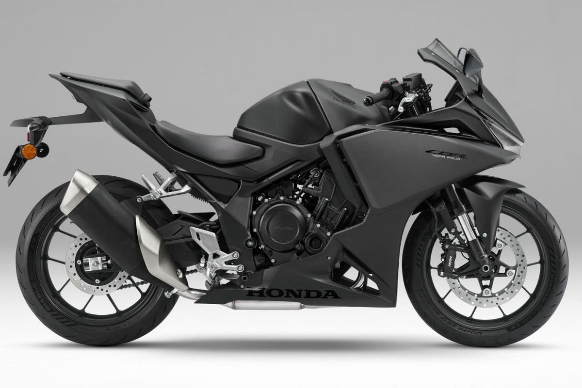 PutiMotor's tweet photo. ホンダが「CBR400R FOUR E-Clutch」を、9/18発売。

2000年に生産終了となった CBR400RR以来、実に26年ぶりとなる、400ccクラスでの4気筒CBRの登場。

399ccの水冷4ストDOHC4バルブ並列4気筒エンジンを搭載。

ラムエア、TBW、ライディングモード、Eクラッチ、倒立フォーク、ラジアルマウントキャリパーといった最新技術を投入。

【車重/シート高/タンク/出力/価格】
187kg/780mm/14.L/58ps/1,199,000円

https://t.co/L2BUL0Fnab