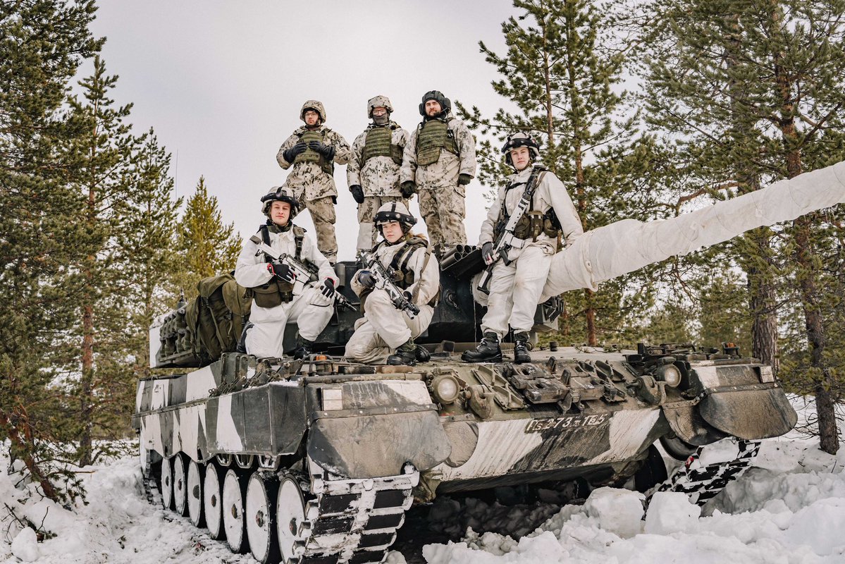 JFCNorfolk's tweet photo. Allied forces. Shared commitment. Stronger deterrence. 🇫🇮🇸🇪🇫🇷

France's 🇫🇷 contribution to NATO's Forward Land Forces (FLF) Finland 🇫🇮 battlegroup, led by Sweden 🇸🇪, strengthens the Alliance's deterrence and defence posture in the High North.❄️

Through the deployment of integrated ground forces and participation in multinational training, France contributes to enhanced readiness, interoperability, and collective defence across the Alliance.

#WeAreNATO #StrongerTogether #DeterAndDefend
@SHAPE_NATO | @LANDCMD | @Puolustusvoimat | @Forsvarsmakten | @armeedeTerre | @EtatMajorFR |
@FrenchForces | @swe_chod | @SwedenNato | @FinlandatNATO | @FranceOTAN