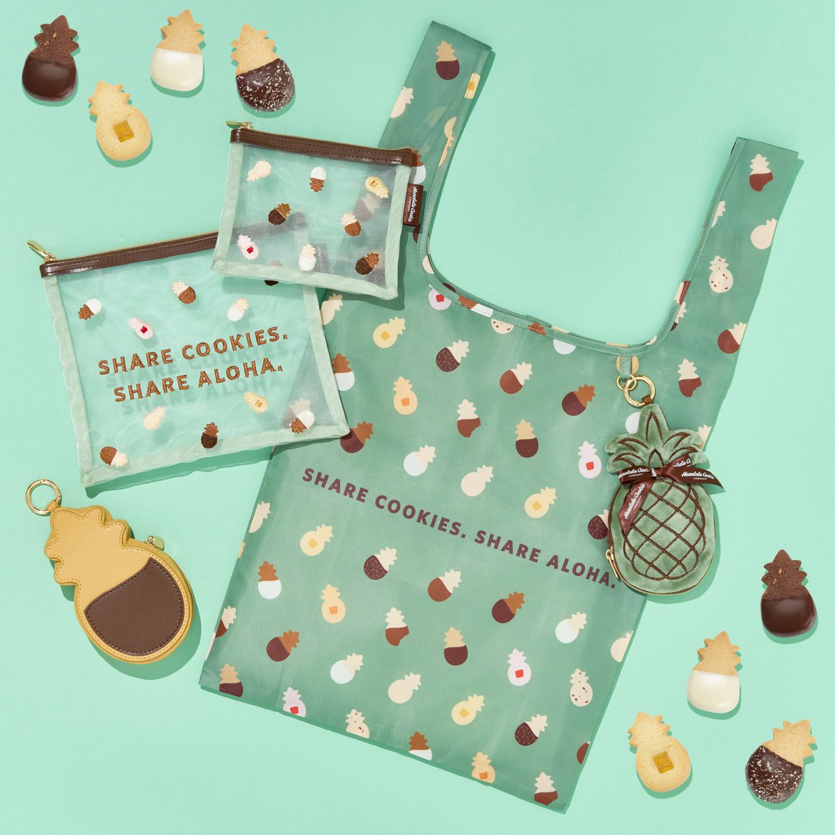 plazastyle's tweet photo. ＼7月17日(金)発売／
🍍PLAZA × Honolulu Cookie Company🌴

全部かわいすぎる🥹🍪💛
ハワイおみやげで人気の「Honolulu Cookie Company」PLAZA限定アパレル雑貨シリーズ🍪🌈✨

あのパイナップル型のショートブレッドクッキーのデザインや世界観がそのまま雑貨に🍍💛
どれもかわいすぎて選べない…！🌺

ハワイ好きにはたまらないラインアップ✈️🌺
気になるアイテムをぜひ教えて👀

アイテムはコチラ▷https://t.co/Fvid047yqm

￣￣￣￣￣￣￣￣￣￣￣￣￣￣￣￣￣￣￣￣￣￣
PLAZA オンラインストアでは、
7/14(火)AM10:00より先行販売スタート📢
（一部アイテムを除く）

￣￣￣￣￣￣￣￣￣￣￣￣￣￣￣￣￣￣￣￣￣￣
＜『Honolulu Cookie COMPANY』関連商品について＞
7月17日(金)発売（オンラインストアでは7月14日(火)10:00より先行販売）です。
一定期間の間、お取り置き・お取り寄せを承っておりません。また、各アイテムにつきおひとり様2点までの数量制限販売をさせていただきます。

※本プロモーションは、PLAZA OUTLET(全店舗)では開催いたしません。
※一部アイテムは発売日が異なる場合がございます。また、取扱いアイテムは店舗により異なる場合がございます。