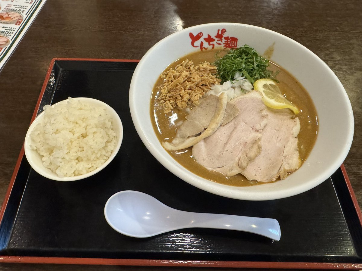kensuke1001's tweet photo. とんちき麺 上田店@上田市

限定「とんちき冷やしカレー麺」
「醤油拉麺」

上田ラーメン団の夏麺企画の一杯。
ひんやりカレースープに麺が絡みまくる。大葉にレモン、フライドオニオン、生玉ねぎの食感がアクセントで美味い。ミニライス付き。
そして、看板、醤油拉麺はガチ安定。 https://t.co/TYdhKYHo0N