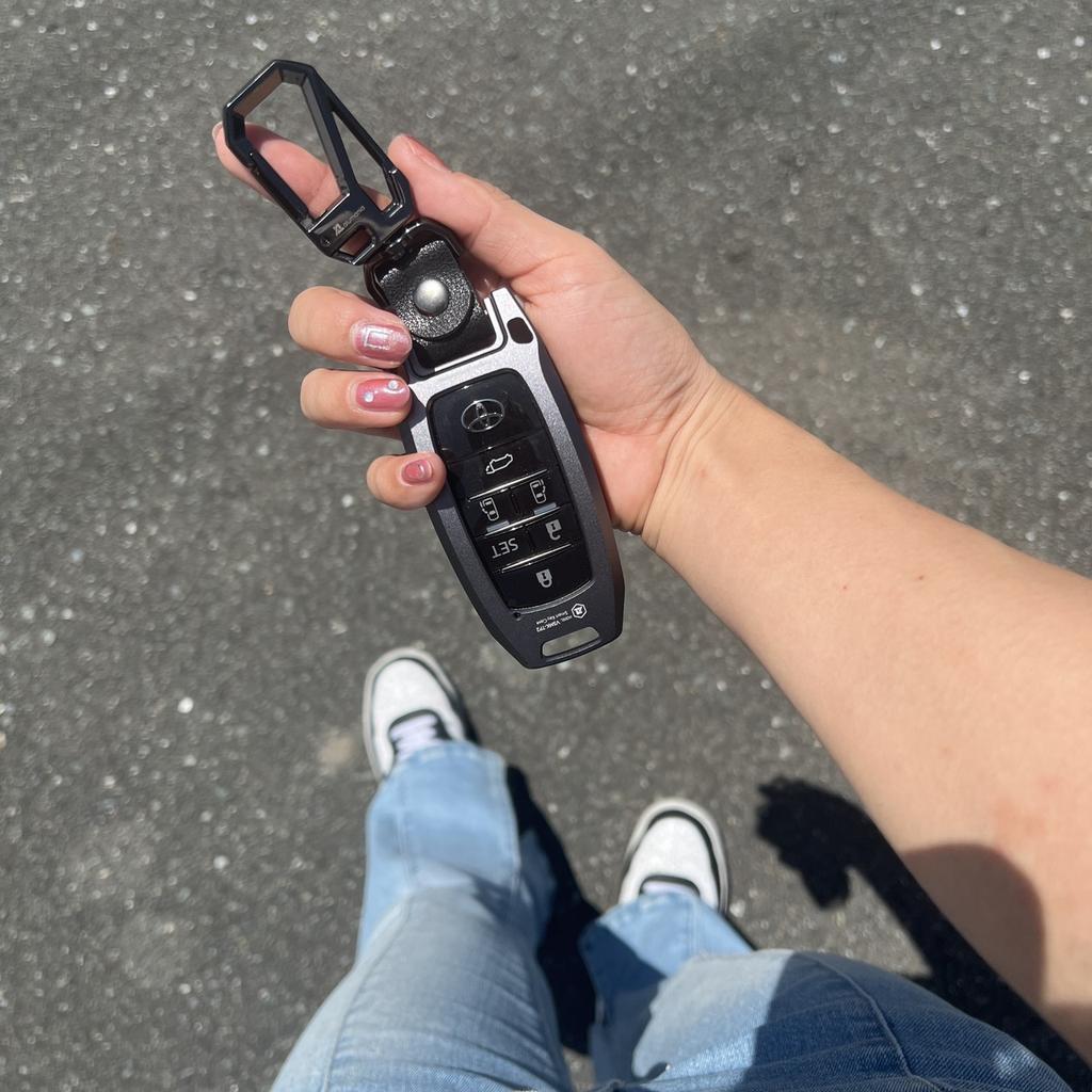 alumania_jp's tweet photo. 力強いアルミフルビレット品の
機能美デザイン
★SMART KEY CASE（TOYOTA）
リニューアルしました✨
旧2品番を1品番に統合し、ランクル、アルファード、ハリアーからカローラまで現行トヨタ車のほとんどの車種に適用可能になりました。
更に付属品も全てリニューアル☆
https://t.co/peuCSPFwkx https://t.co/gg5fqiwqf2