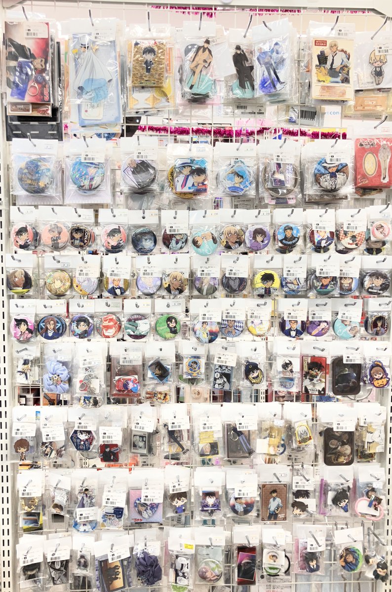 lashin_umeda's tweet photo. 【コーナー情報】
本館で名探偵コナンのグッズを大量展開中😁
ぬいぐるみ・缶バッジ・アクリルグッズ等推し活には欠かせないアイテムを取り揃えて皆様をお待ちしております☺️ https://t.co/yskYVD2KyN