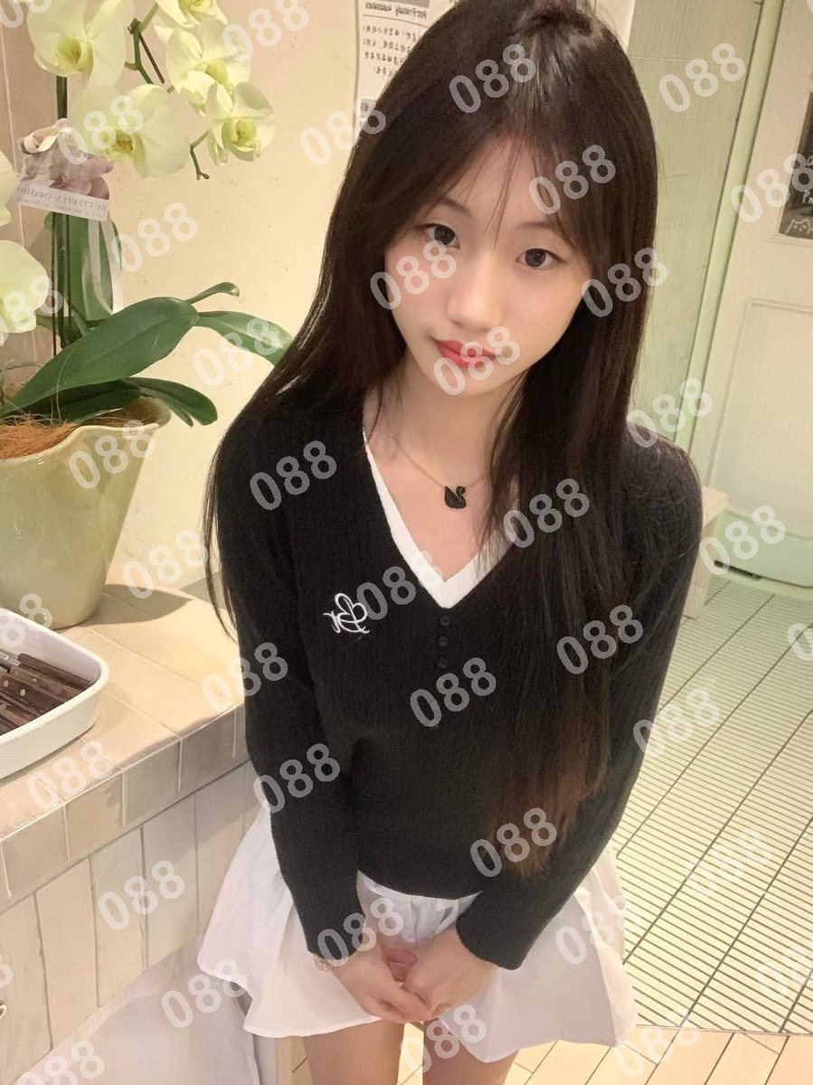 GKcarbon's tweet photo. 👉助理@chunlibey
看上了请截图妹子便客服快速安排
一束光照进铁塔，铁塔内肮脏龌龊被显现，于是，这束光便有了罪。
镇江市扬中市太平广场
#镇江
#江苏 https://t.co/Qiks22p072