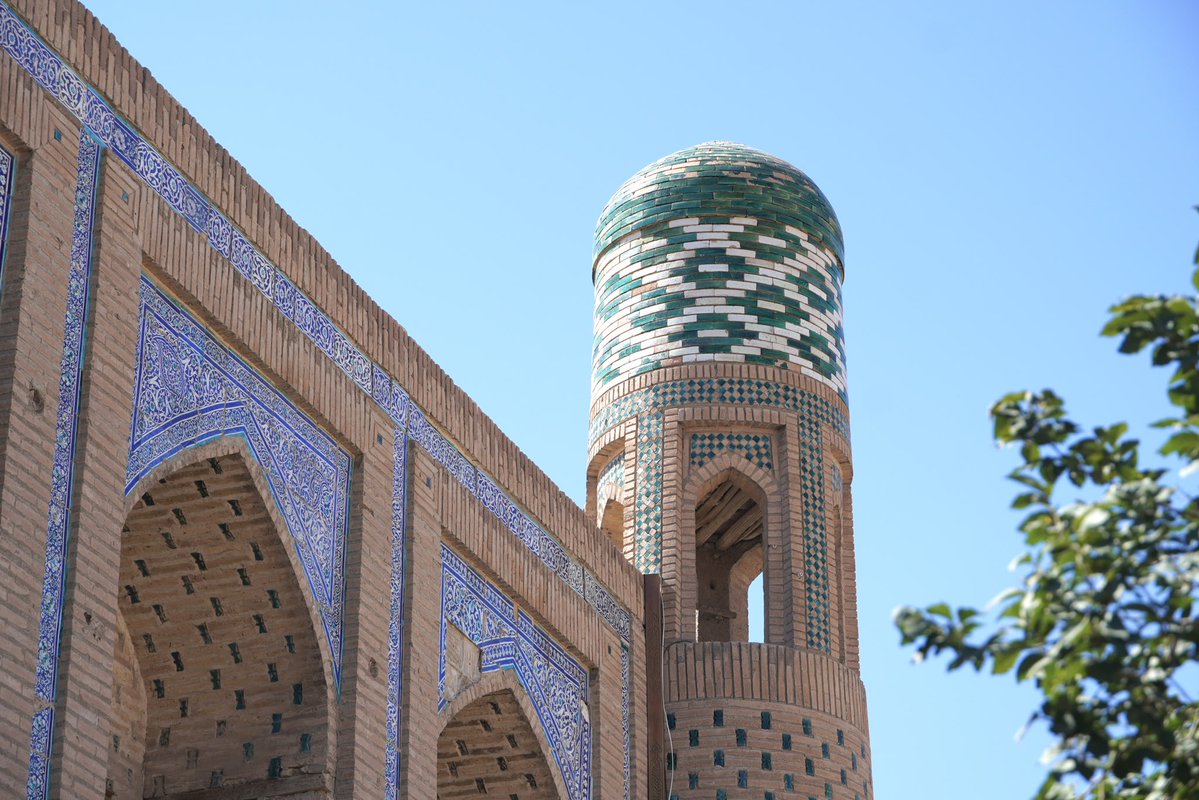 koityan_travel's tweet photo. ヒヴァの建築は砂時計型のタイルが特徴みたい。形も絶妙な色味もかわいい〜 https://t.co/d3O80kfaah