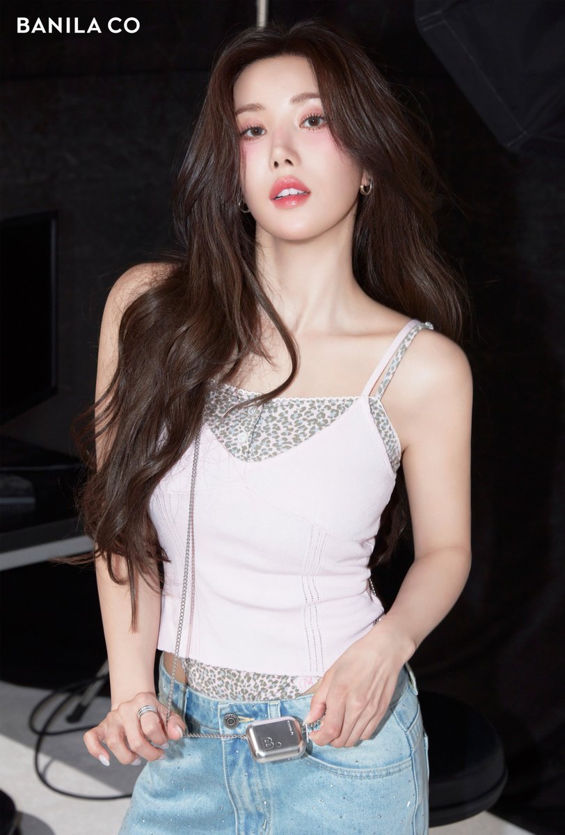banilaco_kr's tweet photo. 아이 눈부셔(∩˃o˂∩)✨​

어두운 백스테이지에서도 빛이 나는 은비의 비밀은 ..​
쉬어 블러 팟에 있지 !​
​
가볍게 톡, 닿는 순간 부드럽게 녹아드는 에어 블러​
지금 #올리브영 에서는 썸머 특가 진행 중 !

#바닐라코 #쉬어블러팟​
#권은비 #KWONEUNBI https://t.co/QZnByRkhws