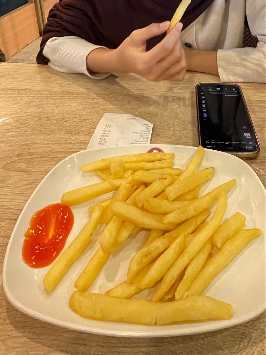kristianro3qwr's tweet photo. hal yang membosankan, ya menunggu pesanan, kentang udah mau habis tapi pesanan belum juga datang🤦🏼‍♂️ https://t.co/yWBK5mrFXi
