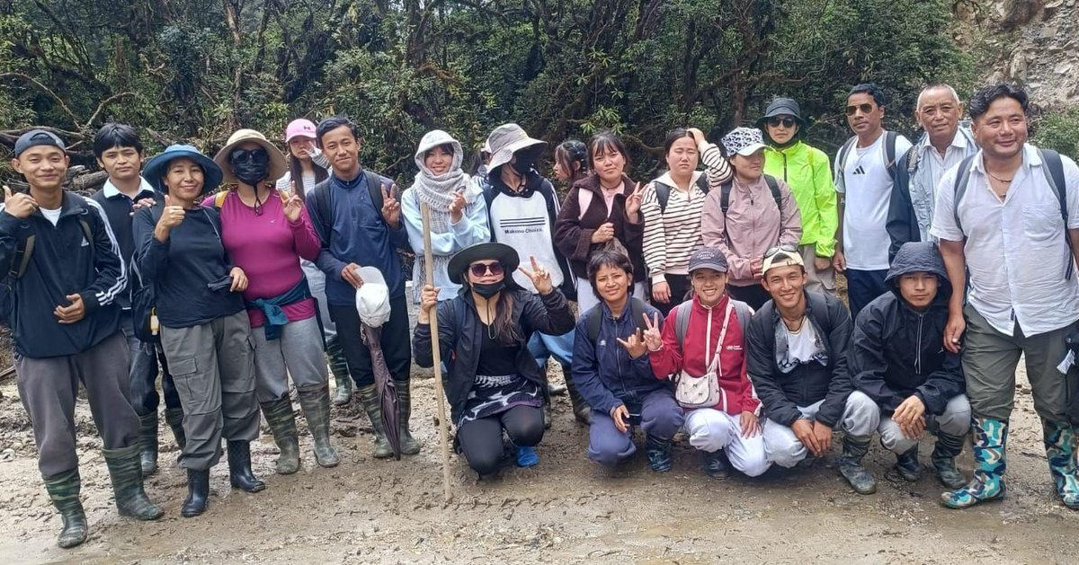 Spearcorps's tweet photo. 𝗜𝗻𝘀𝗽𝗶𝗿𝗶𝗻𝗴 𝗬𝗼𝘂𝗻𝗴 𝗠𝗶𝗻𝗱𝘀, 𝗖𝗼𝗻𝗻𝗲𝗰𝘁𝗶𝗻𝗴 𝘁𝗵𝗲 𝗕𝗼𝗿𝗱𝗲𝗿𝘀

#SpearheadDivision under #SpearCorps organised a trek for 16 students and 6 teachers from Segong, Shi Yomi district, #ArunachalPradesh. The visit offered firsthand exposure to the life of soldiers serving in remote border areas while also showcasing the region's natural beauty and border tourism potential, inspiring patriotism, adventure and a deeper connect with the Nation's frontiers.

#SpearCorps के अंतर्गत #SpearheadDivision ने #ArunachalPradesh के शि योमी जिले के सेगोंग के 16 विद्यार्थियों एवं 6 शिक्षकों के लिए ट्रेक का आयोजन किया। इस भ्रमण के माध्यम से विद्यार्थियों ने दूरस्थ सीमांत क्षेत्रों में तैनात सैनिकों के जीवन को निकट से जाना तथा क्षेत्र की प्राकृतिक सुंदरता और बॉर्डर पर्यटन की संभावनाओं से परिचित होकर राष्ट्र की सीमाओं के प्रति जुड़ाव, साहस एवं देशभक्ति की प्रेरणा प्राप्त की।

#IndianArmy #SpearheadDivision #SpearCorps #OperationSadbhavana #BorderTourism #ArunachalPradesh #YouthEngagement #NationFirst

@adgpi
@easterncomd
@official_dgar
@prodefgau
@prodefkohima
@HQ_IDS_India
@ProDefKolkata
@PIB_India