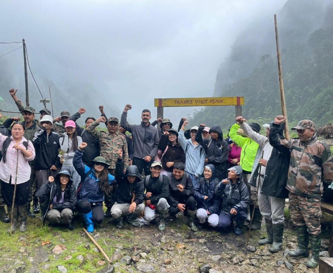 Spearcorps's tweet photo. 𝗜𝗻𝘀𝗽𝗶𝗿𝗶𝗻𝗴 𝗬𝗼𝘂𝗻𝗴 𝗠𝗶𝗻𝗱𝘀, 𝗖𝗼𝗻𝗻𝗲𝗰𝘁𝗶𝗻𝗴 𝘁𝗵𝗲 𝗕𝗼𝗿𝗱𝗲𝗿𝘀

#SpearheadDivision under #SpearCorps organised a trek for 16 students and 6 teachers from Segong, Shi Yomi district, #ArunachalPradesh. The visit offered firsthand exposure to the life of soldiers serving in remote border areas while also showcasing the region's natural beauty and border tourism potential, inspiring patriotism, adventure and a deeper connect with the Nation's frontiers.

#SpearCorps के अंतर्गत #SpearheadDivision ने #ArunachalPradesh के शि योमी जिले के सेगोंग के 16 विद्यार्थियों एवं 6 शिक्षकों के लिए ट्रेक का आयोजन किया। इस भ्रमण के माध्यम से विद्यार्थियों ने दूरस्थ सीमांत क्षेत्रों में तैनात सैनिकों के जीवन को निकट से जाना तथा क्षेत्र की प्राकृतिक सुंदरता और बॉर्डर पर्यटन की संभावनाओं से परिचित होकर राष्ट्र की सीमाओं के प्रति जुड़ाव, साहस एवं देशभक्ति की प्रेरणा प्राप्त की।

#IndianArmy #SpearheadDivision #SpearCorps #OperationSadbhavana #BorderTourism #ArunachalPradesh #YouthEngagement #NationFirst

@adgpi
@easterncomd
@official_dgar
@prodefgau
@prodefkohima
@HQ_IDS_India
@ProDefKolkata
@PIB_India