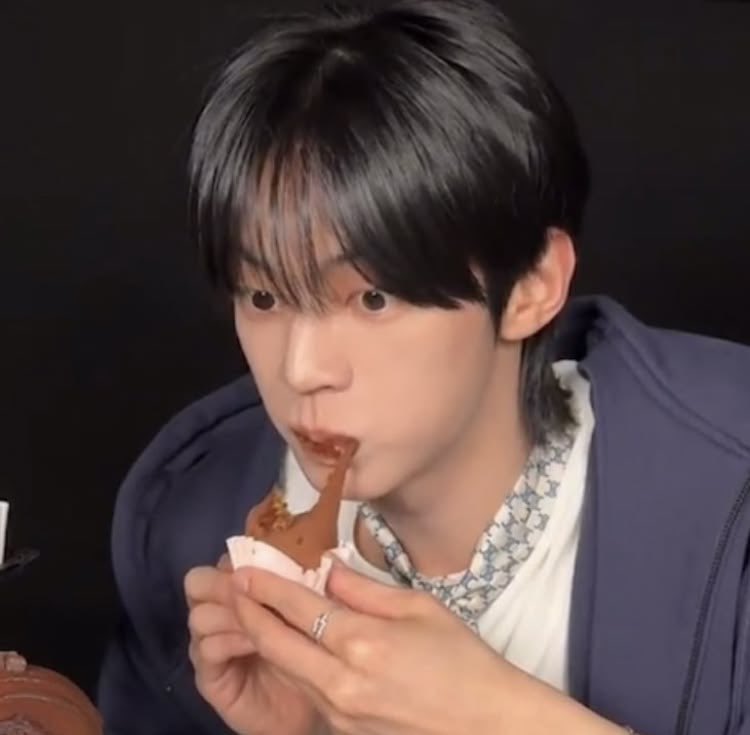 ybabpink's tweet photo. 도후니 한입 너무 하찮고 기엽고 https://t.co/PrRBiwTOJq