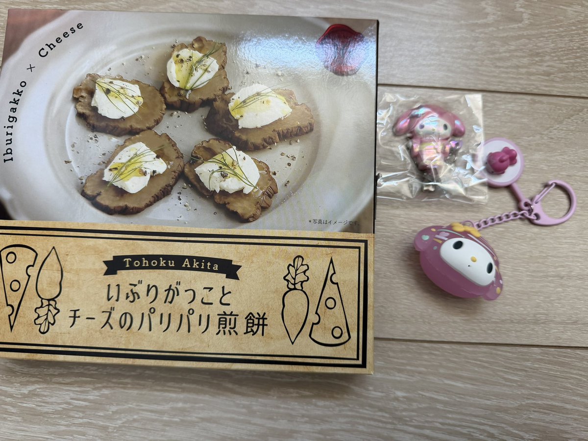 dufmei's tweet photo. 少しずつお腹よくなってきてる＆旦那待ちでお腹空きまくってるから秋田と九州のお土産食べてく(●´ω｀●)
マイメロも買ってきていただいてグッズわんさか増えていくう🥰 https://t.co/akj9NoVI8t