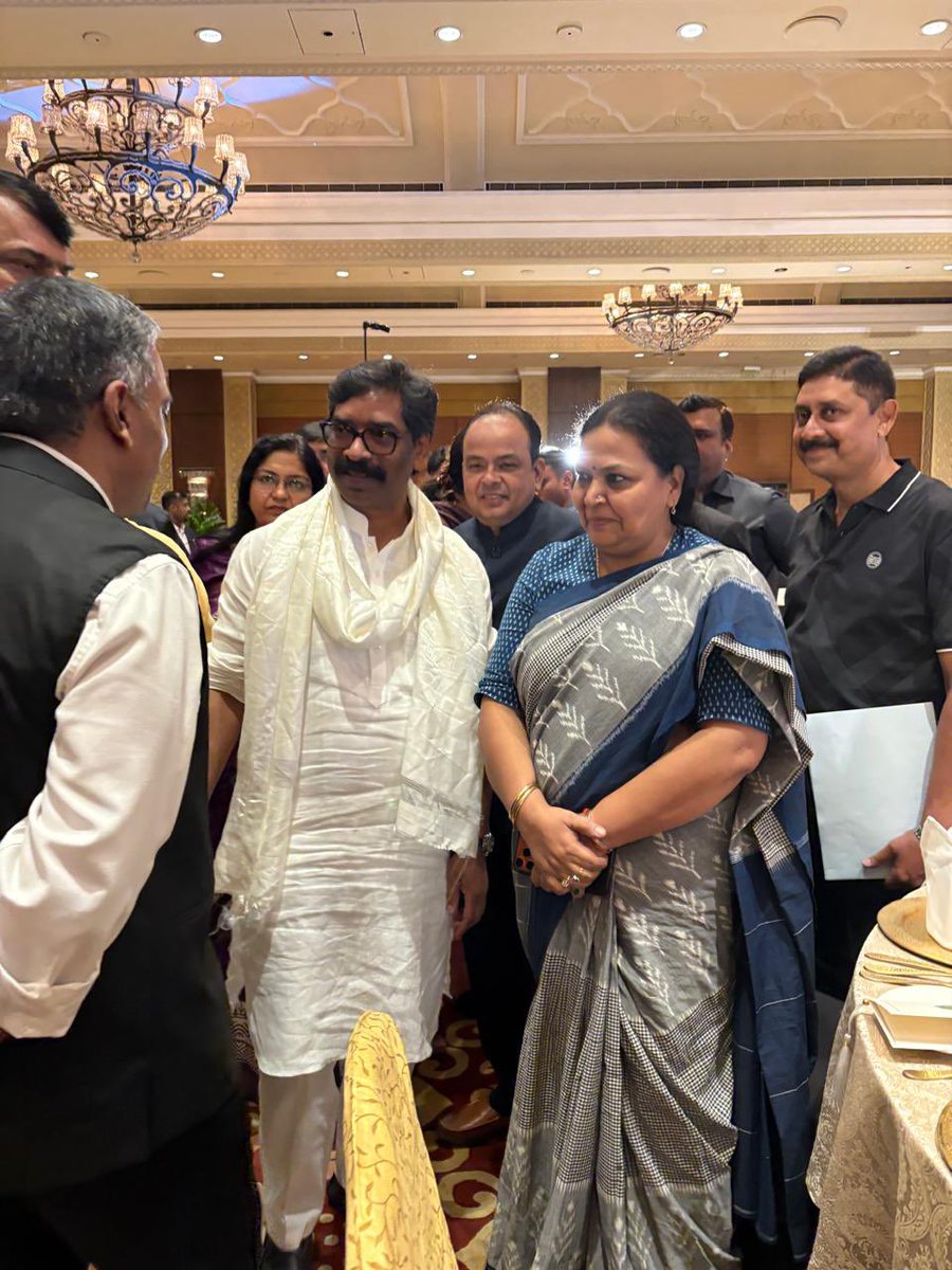 DipikaPS's tweet photo. National Stakeholders Consultation 2026 समृद्ध, आत्मनिर्भर और विकसित झारखंड की दिशा में एक ऐतिहासिक कदम है।

चौथे सत्र में Green Steel, Renewable Energy, Nuclear Energy, Food Processing, AI, Digital Governance सहित अनेक महत्वपूर्ण क्षेत्रों में Jindal Group, Tata Group, Varun Beverages, Google, EaseMyTrip एवं अन्य प्रतिष्ठित संस्थानों के साथ हजारों करोड़ रुपये के निवेश से जुड़े महत्वपूर्ण MoUs पर हस्ताक्षर हुए।

यह इस बात का स्पष्ट प्रमाण है कि आज देश और दुनिया की अग्रणी कंपनियाँ झारखंड की अपार संभावनाओं पर भरोसा जता रही हैं और यहाँ निवेश कर विकास की नई साझेदार बनना चाहती हैं।

इन साझेदारियों के माध्यम से नए उद्योग, व्यापक रोजगार और सतत विकास का मार्ग प्रशस्त होगा। यही विकसित, समृद्ध और अवसरों से परिपूर्ण Vision 2050 के झारखंड की मजबूत नींव है।

सभी निवेशकों, उद्योग जगत के प्रतिनिधियों एवं साझेदारों का हार्दिक अभिनंदन, बधाई एवं जोहार।

@HemantSorenJMM