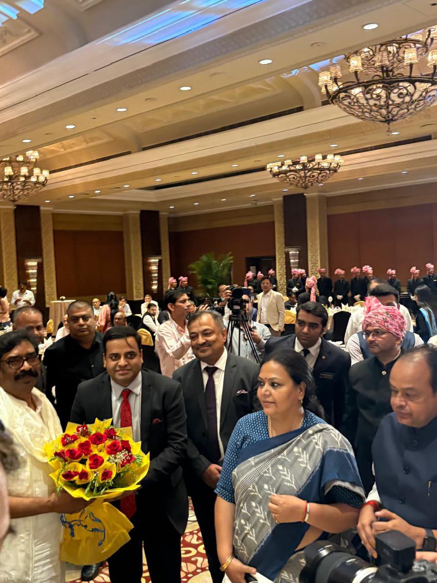 DipikaPS's tweet photo. National Stakeholders Consultation 2026 समृद्ध, आत्मनिर्भर और विकसित झारखंड की दिशा में एक ऐतिहासिक कदम है।

चौथे सत्र में Green Steel, Renewable Energy, Nuclear Energy, Food Processing, AI, Digital Governance सहित अनेक महत्वपूर्ण क्षेत्रों में Jindal Group, Tata Group, Varun Beverages, Google, EaseMyTrip एवं अन्य प्रतिष्ठित संस्थानों के साथ हजारों करोड़ रुपये के निवेश से जुड़े महत्वपूर्ण MoUs पर हस्ताक्षर हुए।

यह इस बात का स्पष्ट प्रमाण है कि आज देश और दुनिया की अग्रणी कंपनियाँ झारखंड की अपार संभावनाओं पर भरोसा जता रही हैं और यहाँ निवेश कर विकास की नई साझेदार बनना चाहती हैं।

इन साझेदारियों के माध्यम से नए उद्योग, व्यापक रोजगार और सतत विकास का मार्ग प्रशस्त होगा। यही विकसित, समृद्ध और अवसरों से परिपूर्ण Vision 2050 के झारखंड की मजबूत नींव है।

सभी निवेशकों, उद्योग जगत के प्रतिनिधियों एवं साझेदारों का हार्दिक अभिनंदन, बधाई एवं जोहार।

@HemantSorenJMM