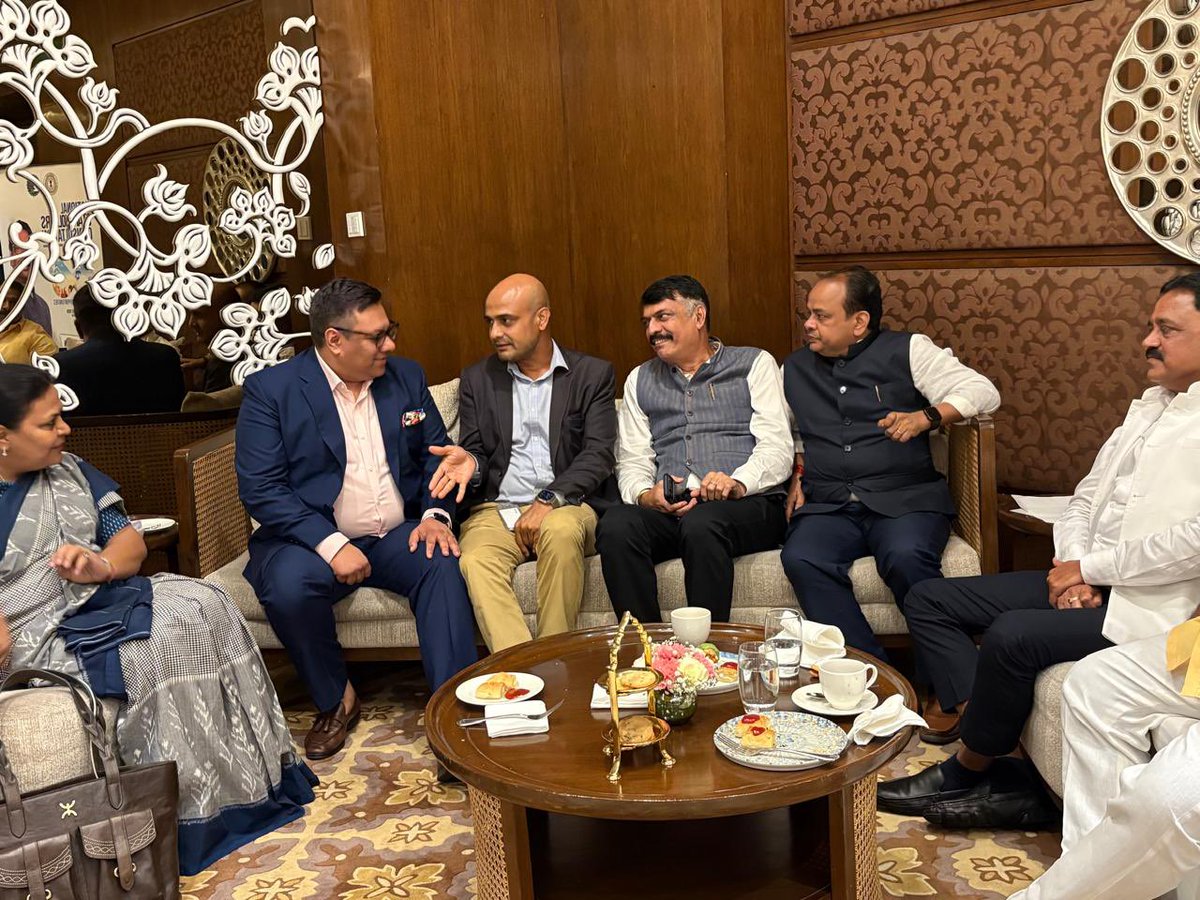 DipikaPS's tweet photo. National Stakeholders Consultation 2026 समृद्ध, आत्मनिर्भर और विकसित झारखंड की दिशा में एक ऐतिहासिक कदम है।

चौथे सत्र में Green Steel, Renewable Energy, Nuclear Energy, Food Processing, AI, Digital Governance सहित अनेक महत्वपूर्ण क्षेत्रों में Jindal Group, Tata Group, Varun Beverages, Google, EaseMyTrip एवं अन्य प्रतिष्ठित संस्थानों के साथ हजारों करोड़ रुपये के निवेश से जुड़े महत्वपूर्ण MoUs पर हस्ताक्षर हुए।

यह इस बात का स्पष्ट प्रमाण है कि आज देश और दुनिया की अग्रणी कंपनियाँ झारखंड की अपार संभावनाओं पर भरोसा जता रही हैं और यहाँ निवेश कर विकास की नई साझेदार बनना चाहती हैं।

इन साझेदारियों के माध्यम से नए उद्योग, व्यापक रोजगार और सतत विकास का मार्ग प्रशस्त होगा। यही विकसित, समृद्ध और अवसरों से परिपूर्ण Vision 2050 के झारखंड की मजबूत नींव है।

सभी निवेशकों, उद्योग जगत के प्रतिनिधियों एवं साझेदारों का हार्दिक अभिनंदन, बधाई एवं जोहार।

@HemantSorenJMM