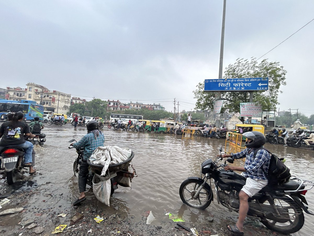 lovable_smart's tweet photo. From Banthla- Tilla Mod to Bhopra Mod, the condition of the road is extremely poor. Even the potholes have not been filled, and there is no proper solution for water drainage. @dm_ghaziabad @AMRUTCityGzb @CMOfficeUP @Gzbtrafficpol @GNN_Support @gdagzb @ghaziabadpolice https://t.co/L7PJTLYbXl