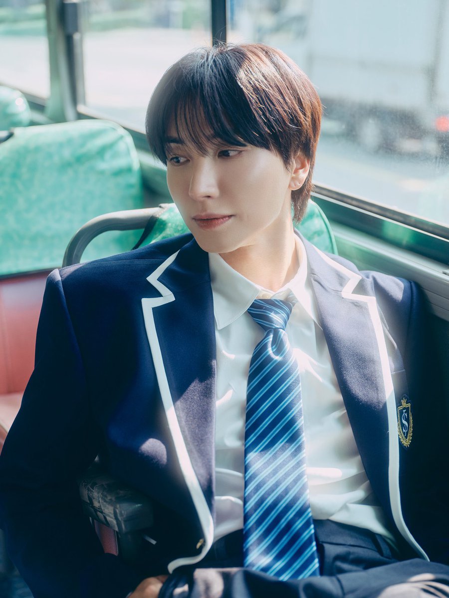 renapoyooo's tweet photo. ジョンスくんがネクタイきっちり締めてシャツインしてるのに対してキムヒチョルが首元もゆるゆるでシャツ出してるの本当に解釈一致で助かる https://t.co/rq4xtfP9Bz