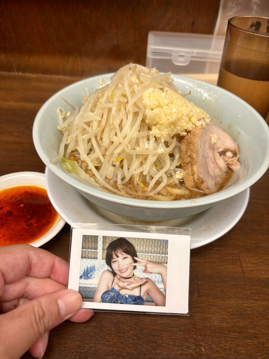 umesun_bite's tweet photo. 2025.09.21
下書きに埋もれさせてしまった麺
日の目を浴びてほしい

下北沢「らーめん 玄」様

以前から気になってて初訪
路地裏で分からず通り過ぎる

小の小らーめん+ラー油
🪄ﾆﾝﾆｸﾔｻｲ

キレッキレの非乳化
🐷さんホロホロ
こだわりラー油も美味しい😳

噂に違わぬ美味さ
ご馳走様😋

#ハナ麺 https://t.co/rRjQn62Ur9