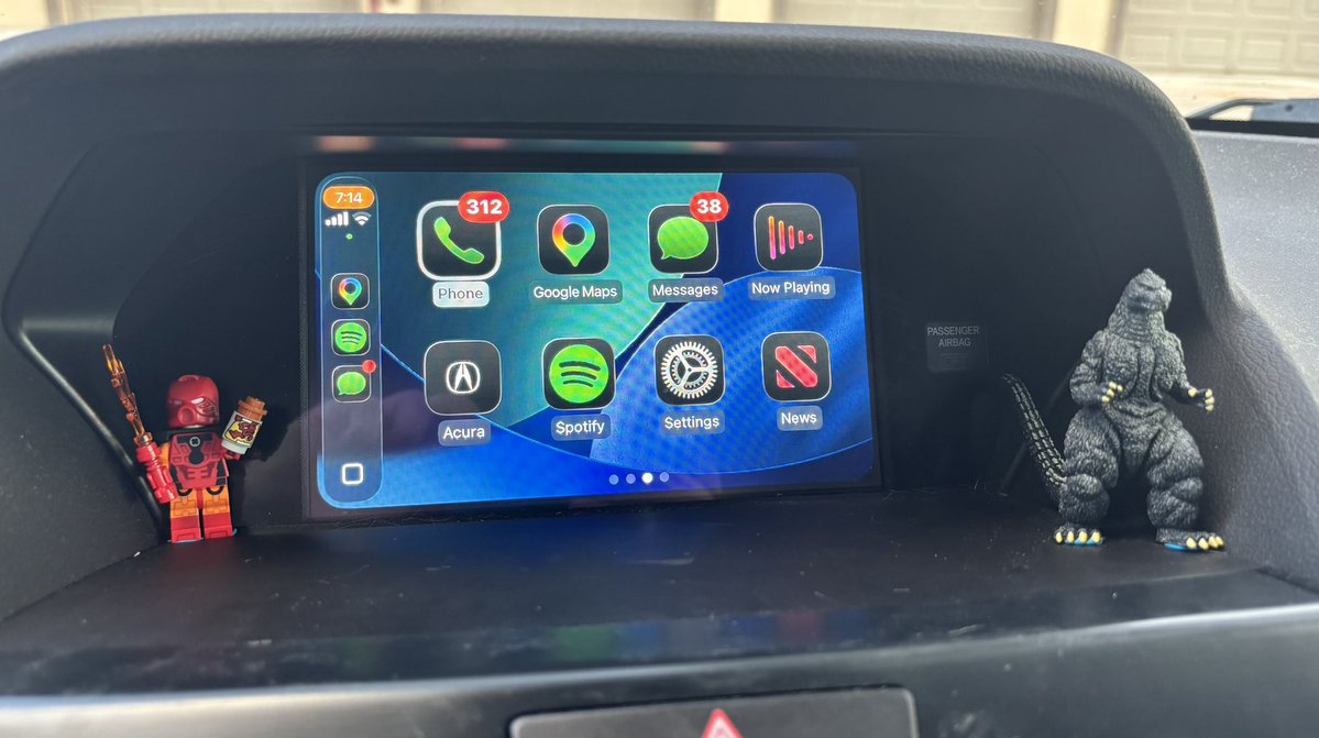 dumbbitchness's tweet photo. i love my little driving buddies :))) https://t.co/rRXHCUks4i