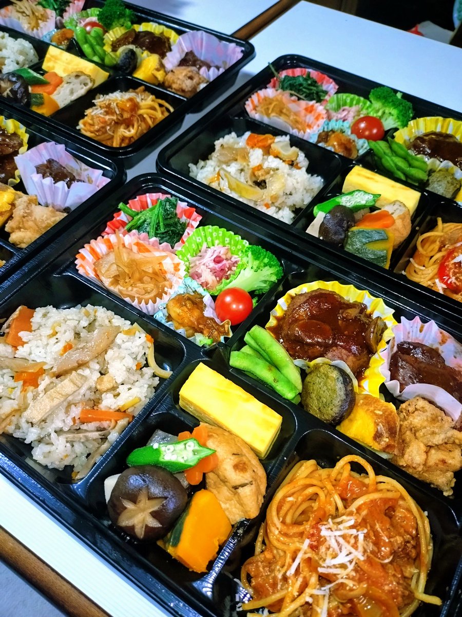 katura_ryokan's tweet photo. 日本の物流を支える運送業界の方々へお弁当
３５個の１１時出し さすがに桂旅館のキャパギリギリ🤭
頑張りました　品数があり過ぎて女将がメモに「いらないのでは？」と書いた信州ポークの杏煮込みは煮込みハンバーグの隣にキッチリ入れました👍 https://t.co/8IotNjpHkz