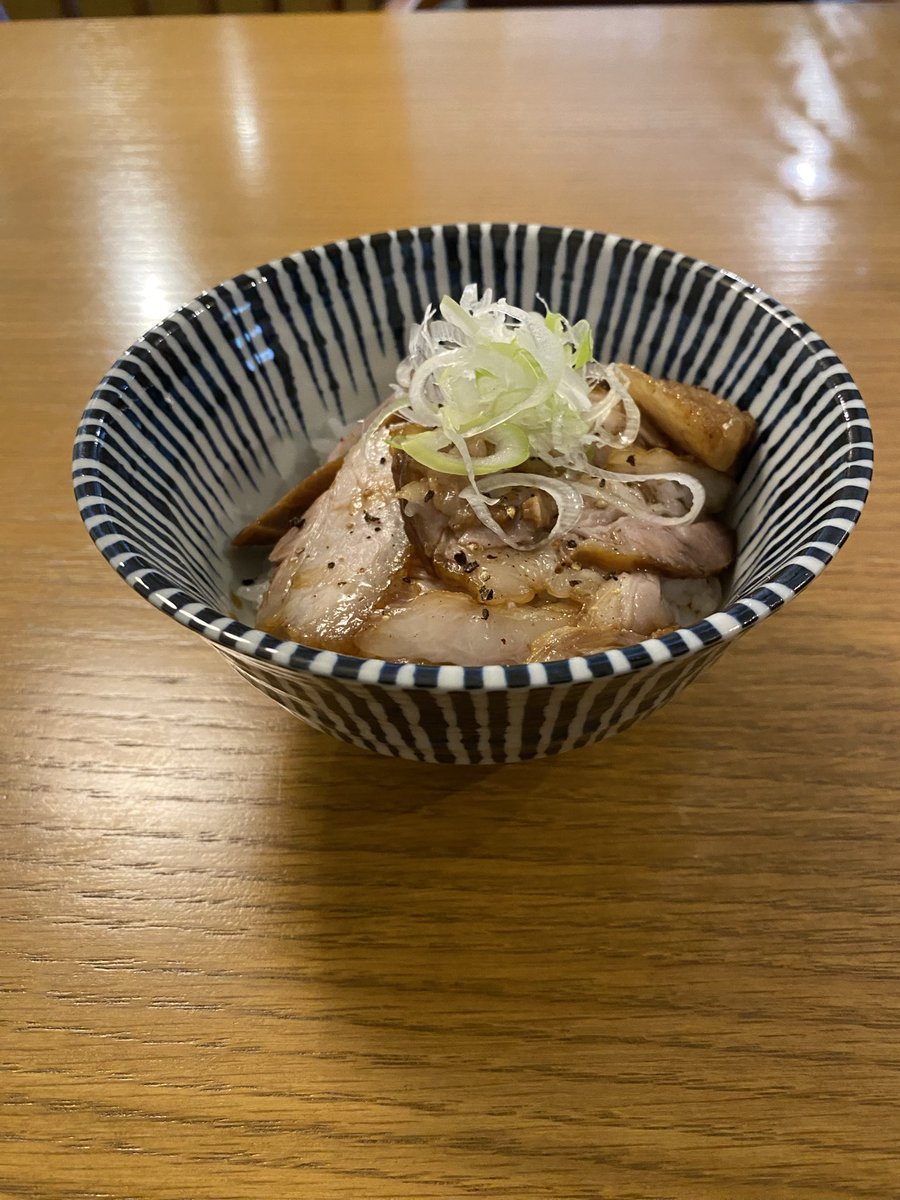 3rdNDO's tweet photo. 以前から食べたいなと思っていたラーメン。
やっと食べることができました。
5年越しです。

お上品なお味で、チャーシューが美味い。 https://t.co/FQTbO7NIxe
