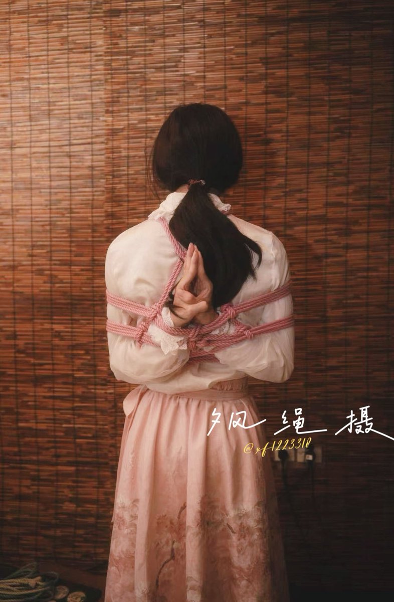 YueWuwei_'s tweet photo. 《因为在炎热的夏天说为大家降温而在绳趴上讲了两百多个冷笑话被制裁的故事》
“其实空调还能做饭的哦”
“？”
“因为空调有除湿功能˶>ᗜ<˶”
“快把月月嘴堵上，他又要开始讲冷笑话了！”
“呜呜呜！(´o̴̶̷̤ㅂo̴̶̷̤`)”
被缚：@YueWuwei_ 
绳&amp;摄：@xf1223318 
场地：@xf1223318 
#男娘 #捆绑 #后手观音 https://t.co/JRQ3C87je3