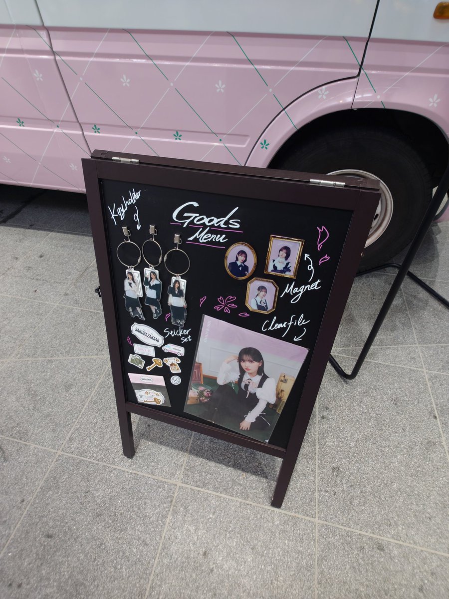 beck9570's tweet photo. キッチンカーへ突撃！
人がまばらだから、写真撮りやすい
明日と明後日は混むんだろうな〜
#櫻坂46_Whatslonesome https://t.co/t0WIE5dQvO