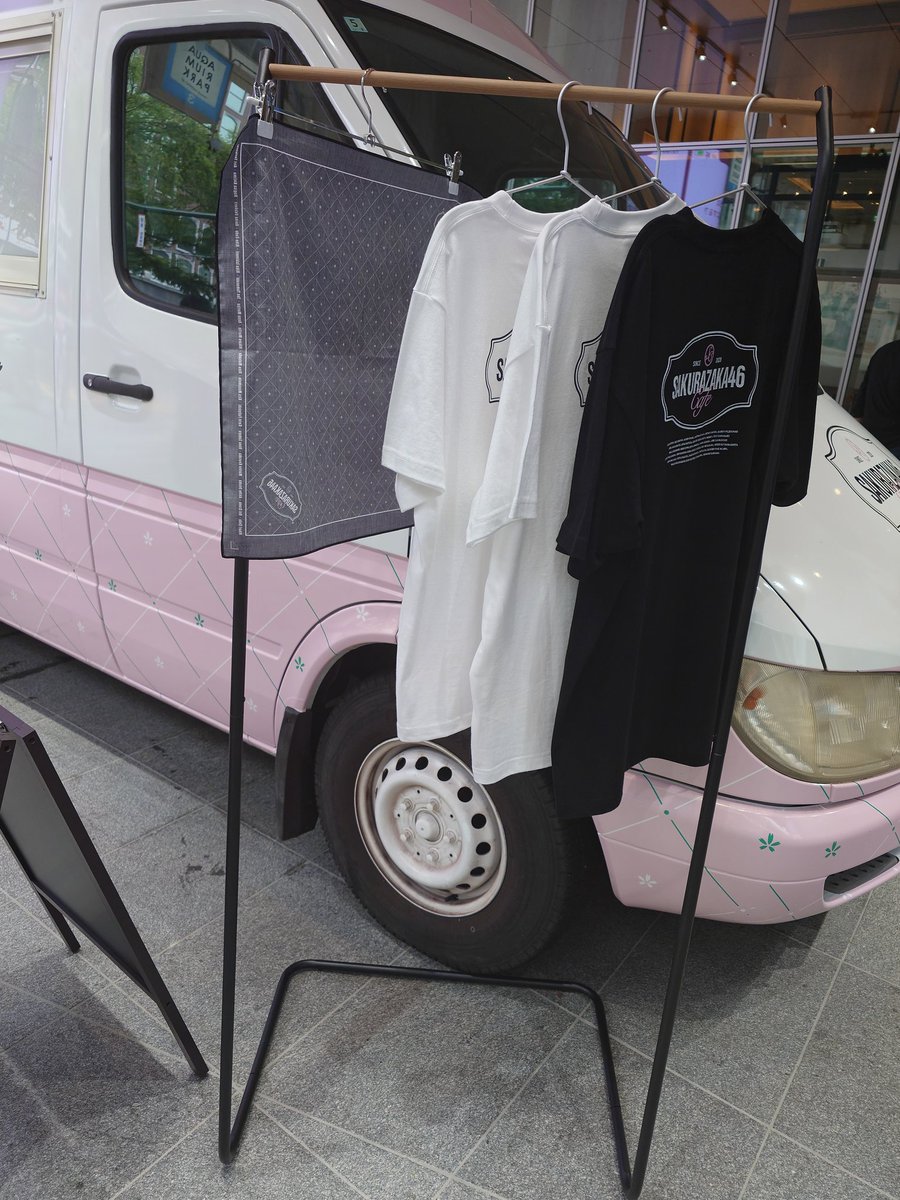 beck9570's tweet photo. キッチンカーへ突撃！
人がまばらだから、写真撮りやすい
明日と明後日は混むんだろうな〜
#櫻坂46_Whatslonesome https://t.co/t0WIE5dQvO