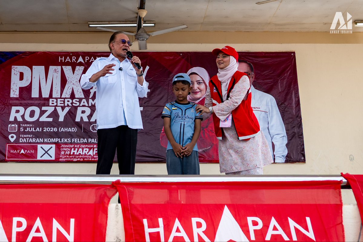 anwaribrahim's tweet photo. Saya tersentuh tatkala menyaksikan impian seorang anak kecil iaitu adik Muhammad Afif Ikhwan yang berusia sembilan tahun yang mahu melihat saya dari dekat. Impian yang barangkali kecil pada pandangan kita, namun cukup besar untuk menggerakkan neneknya Rosimah Mohammad meredah ladang kelapa sawit dengan motosikal demi memenuhi hasrat cucunya itu. 

Tangan kecilnya menyelit di celah khalayak dan kami bersalaman dan membawanya ke pentas di Felda Palong Timur, Segamat baru-baru ini. Saya tidak menyangka bahawa detik yang begitu singkat itu membawa makna besar buat Afif. Justeru, saya meminta agar beliau diziarahi dan disantuni. Sesibuk mana pun kerja kita mengurus negara dan mendepani pelbagai tantangan besar, usah sesekali kita hilang ihsan untuk menyantuni dan mempamerkan kemanusiAn. Saya meminta agar Afif dihadiahkan sebuah basikal. 

Mudah-mudahan peretmuan singkat kami menjadi secarik kenangan yang menyala semangat kepada Afif untuk terus belajar, berusaha dan kelak menumpahkan bakti kepada keluarga, masyarakat serta negara.