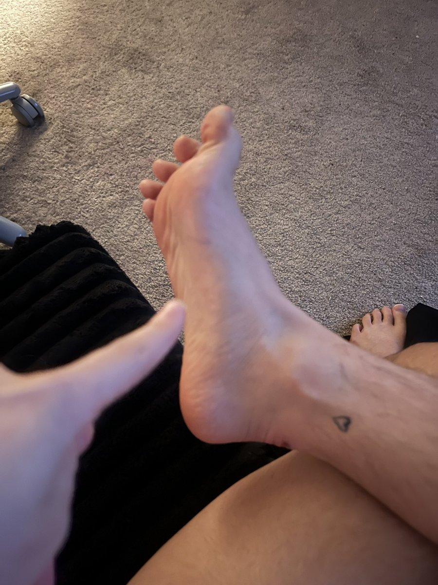 minaisnever's tweet photo. hairy feet https://t.co/jLd8p2f4sh
