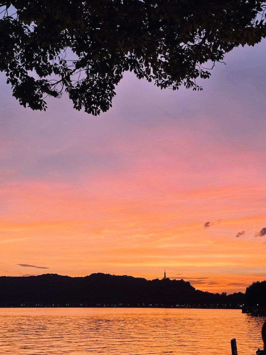 GordonContkrph's tweet photo. Our campus photography club’s sunset shoot is this Friday at the lake! Bring your cameras, meet fellow shutter bugs, and capture golden hour magic—all skill levels welcome! Tag a friend who’d love to join!， https://t.co/GaxuwBSCYN