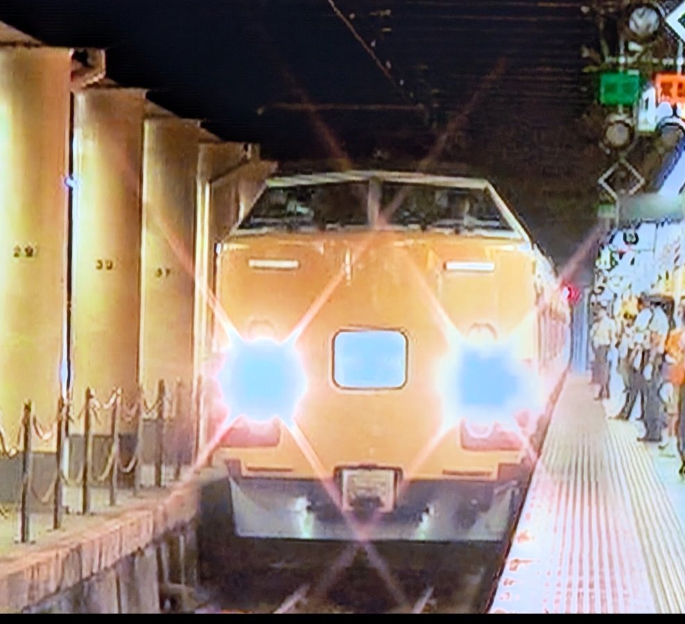 ragio89488423's tweet photo. ■189系、新しい使われ方
（H19）

#上野駅 を通ると、13番線で何か行われている様子…。

ほどなくして #189系 が隣のホームへ入線すると、その向こうには黒光りする車両と、ターレットの姿が見えました。

#189系 の窓はすべてカーテンが閉められ、黒光りする車両の全容は見えません。

多くの人を運んだ189系が「目隠し車両」として使われている姿を見たのは、この時が初めてでした。

後から知りましたが、この日はハイグレード新型車両の報道公開が行われていたようです。
 189系は、その車両を見えなくするために停められていたのでした。

#懐かしい鉄道