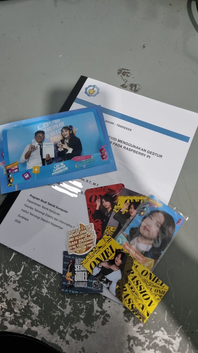 Hey_itsKyy's tweet photo. Terima kasih banyak @C_OnielJKT48 @C_IndahJKT48 buat rangkaian Theater Sementara Surabayannyaaaa

Edisi 2s kali ini sambil bawa Proposal PraTA (yeayy)

Seneng deh bisa ketemu &amp; ngobrol sama kalian lagiii, sehat sehat ya kaliaann biar next time bisa ketemu &amp; ngobrol lagii 🩵🤍 https://t.co/Q4vrvgqlrz