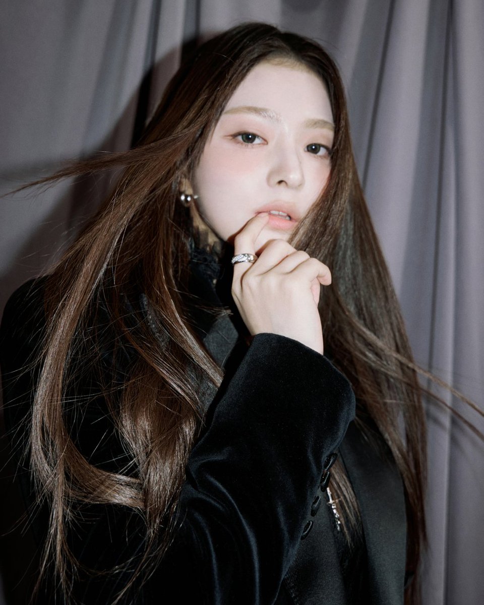 PopEmpirex's tweet photo. Soyeon of (G)I-DLE asked Nagyung from fromis_9 to hang out saying she wants to get closer to her because she thinks she's beautiful, and now they've made plans to have a meal together.

They both exchanged phone numbers 6 years ago but Soyeon contacted her again recently. https://t.co/dEvmdpUmof