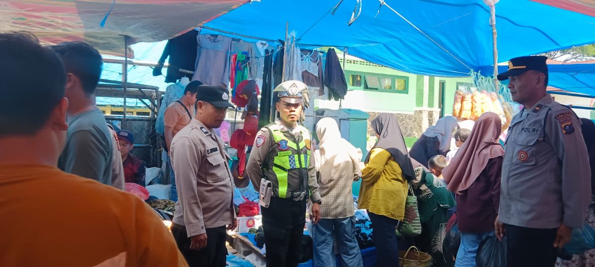 bagops_tapsel's tweet photo. Waka Polsek Sipirok bersama personel melaksanakan patroli dan monitoring di Pasar Tradisional Sipirok untuk menciptakan situasi kamtibmas yang aman, mencegah tindak pidana pencopetan, serta memberikan rasa aman kepada masyarakat saat beraktivitas dan berbelanja. #PolriPresisi https://t.co/Y3F50Y1odT