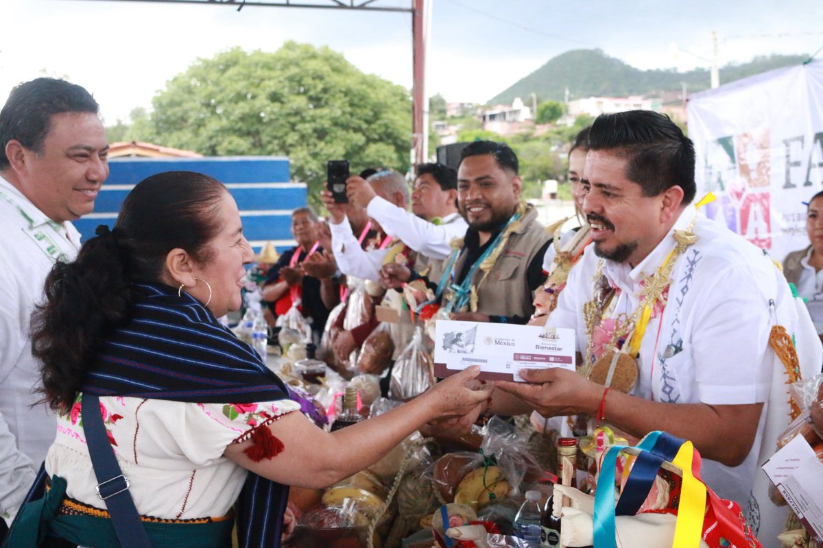 RobertoPantojaA's tweet photo. Este jueves el @GobiernoMX entregó tarjetas de Bienestar a 28 comunidades indígenas de #Zacapu, #Coeneo, #Erongarícuaro y #Quiroga para que apliquen directamente más de 💲31 mdp del #FAISPIAM en obras de infraestructura social, en cumplimiento del Art. 2° Constitucional. https://t.co/pSUnISHu2B