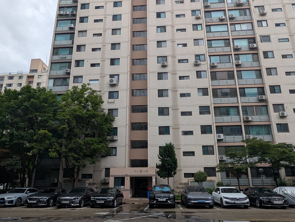 x_mindcircus_x's tweet photo. 韓国に住んでいた時に住んでいたマンションはまだ残っていた！ おそらく築60年ぐらいじゃないかな。 https://t.co/kNeqGWXvaa