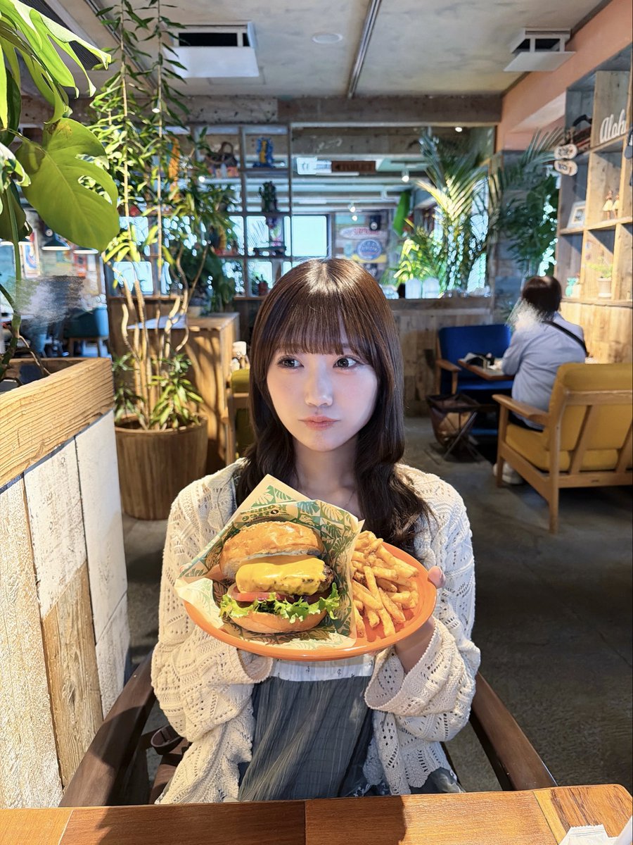 _nami_sakamoto's tweet photo. ひるにゃあ🍟🍔 https://t.co/6f6Je8pnd2