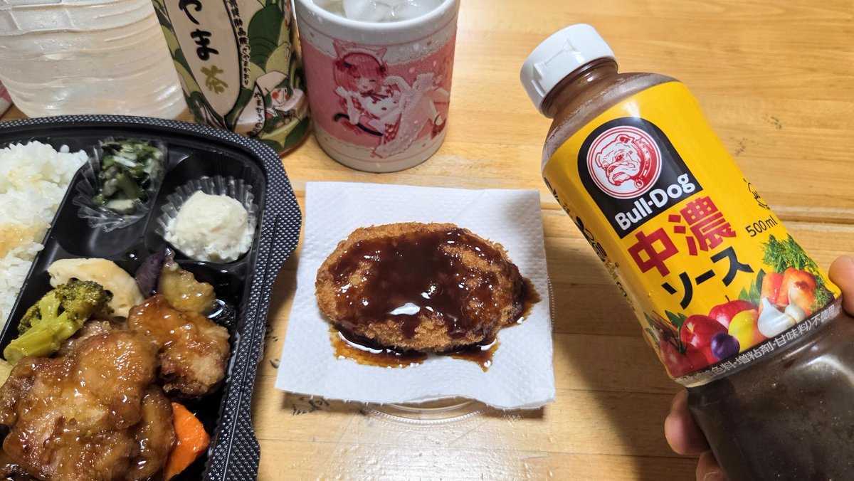 hirosawa1979's tweet photo. 🍚広沢さんの晩ごはん🍚

昨日は駅方面へ
買い物に出ていた妹が､
帰りに駅ナカの
「おぼんdeごはん」にて、
黒酢の酢豚弁当大盛を
テイクアウトしてくれました🎁
(+コロッケも)

コクある黒酢が、
柔らかい豚肉と良く合いますな🐷
コレはごはんがすすむ～ぅ🍚🥢

コロッケにはブルドックソース😋👍 https://t.co/1QPcjgDBXe
