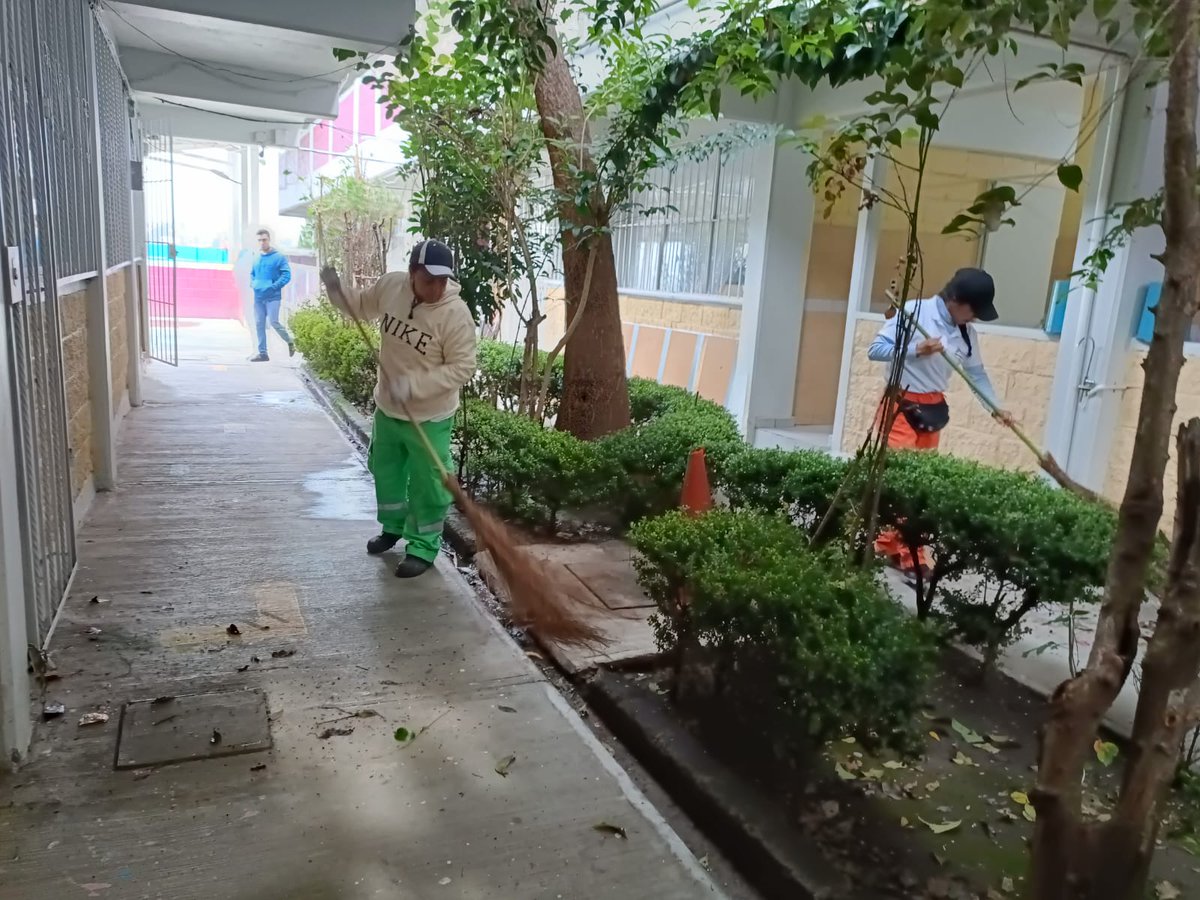 GobAtizapan's tweet photo. Personal de Servicios Públicos realizó trabajos de barrido y limpieza integral en las inmediaciones de la Escuela Primaria Gabriela Mistral, en la Col. Adolfo López Mateos. Mantenemos los entornos escolares limpios para una mejor calidad de vida de la comunidad.
#SigamosCreciendo https://t.co/FWYoAztalr