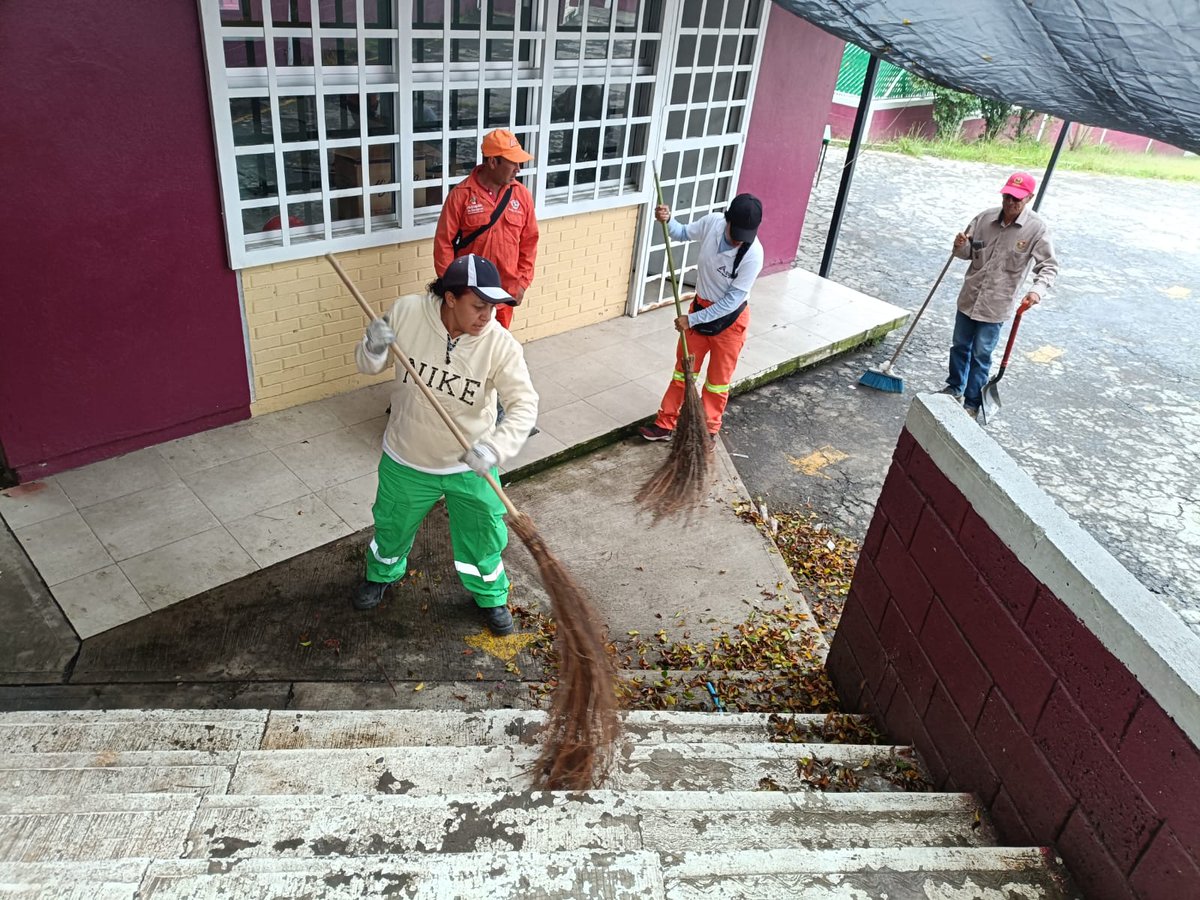 GobAtizapan's tweet photo. Personal de Servicios Públicos realizó trabajos de barrido y limpieza integral en las inmediaciones de la Escuela Primaria Gabriela Mistral, en la Col. Adolfo López Mateos. Mantenemos los entornos escolares limpios para una mejor calidad de vida de la comunidad.
#SigamosCreciendo https://t.co/FWYoAztalr