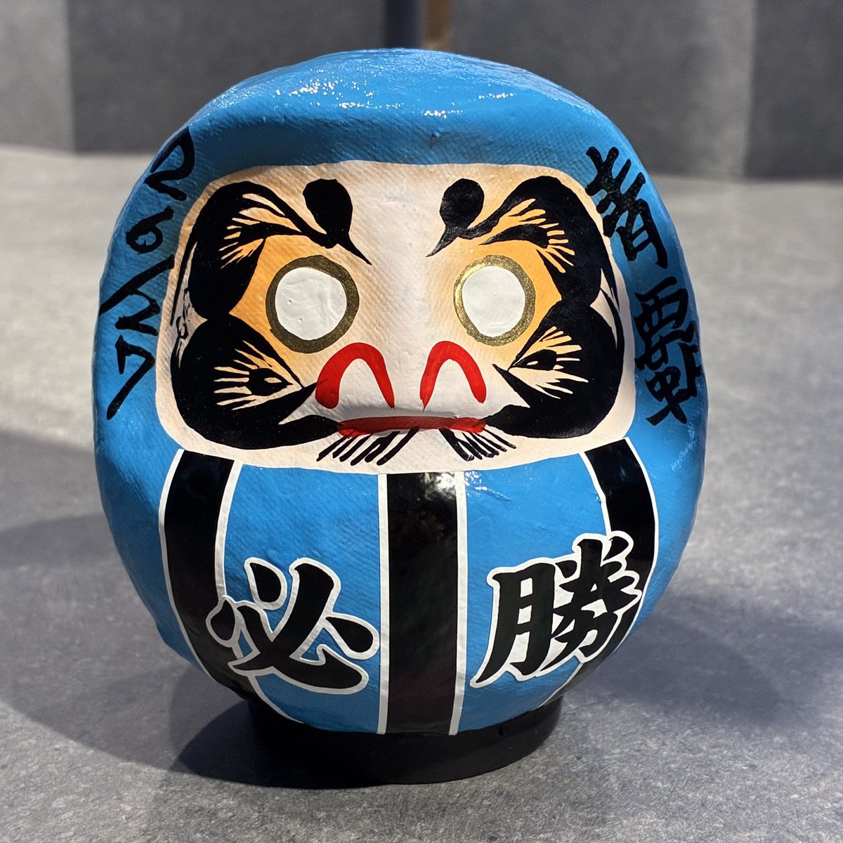 frontale_staff's tweet photo. ／
🗣️《WEBショップ》新商品販売開始🔥
＼　

「新体制発表会見」で販売した新商品の販売が、本日〜WEBショップでもスタート‼︎‼︎

「必勝だるま」や「勝守」、クラブ創設30周年のロゴがデザインされたタオルマフラーや蓄光キーホルダー✨

PUMA×FRONTALEアパレルにも新商品が登場👀

《新体制発表会見》に行けなかった...という方も、ぜひこの機会にチェックしてみてください😌

🛒WEBショップはこちら🛒
https://t.co/Ch3lH7vdKU

📝お知らせ情報📝
https://t.co/eEj5iwAfAW

【アズーロ・ネロ】 #frontale