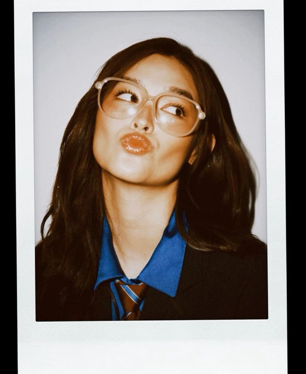 seathrft's tweet photo. pretty girl with perfect polaroid pictures  ⸝⸝   ོ𓂃 🌀 https://t.co/sHxzuGGIdG