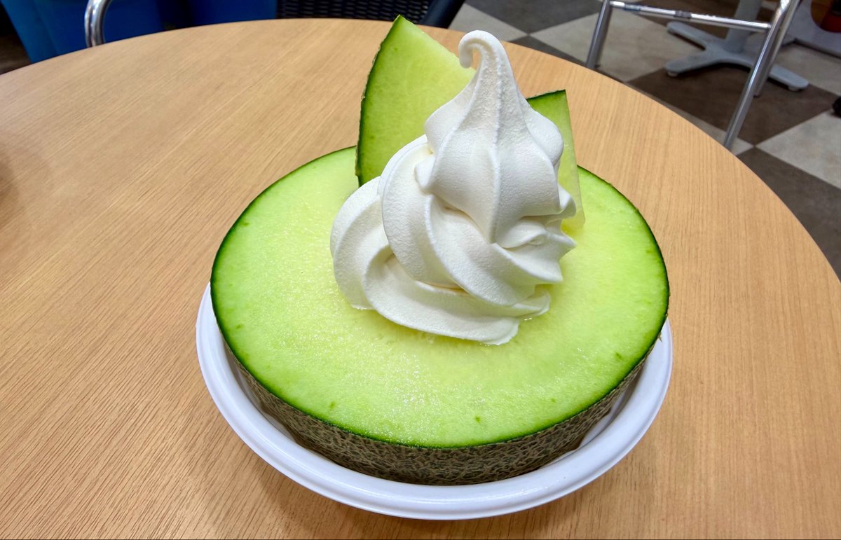 hukinoha_akita's tweet photo. メロン半玉にソフトが乗って800円！？
みんなぜったい食べた方がいい！！

📍大仙市 しゅしゅえっとまるしぇ https://t.co/4zJeJSHkOO