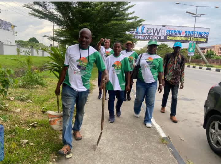 obojoh's tweet photo. @vivalifenatures Growing a Greener Future, One Tree at a Time! 

Viva  Life &amp; Nature Conservative Initiative (VLCI), in collaboration with  fellow Civil Society Organizations (CSOs), continues to champion  environmental sustainability through tree planting activities in Calabar https://t.co/x8Oi8cLbfO