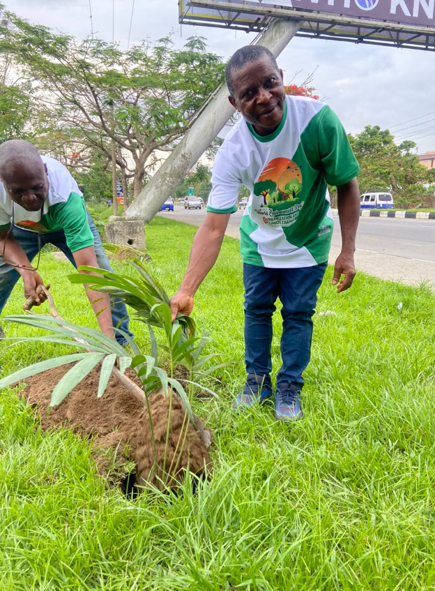 obojoh's tweet photo. @vivalifenatures Growing a Greener Future, One Tree at a Time! 

Viva  Life &amp; Nature Conservative Initiative (VLCI), in collaboration with  fellow Civil Society Organizations (CSOs), continues to champion  environmental sustainability through tree planting activities in Calabar https://t.co/x8Oi8cLbfO